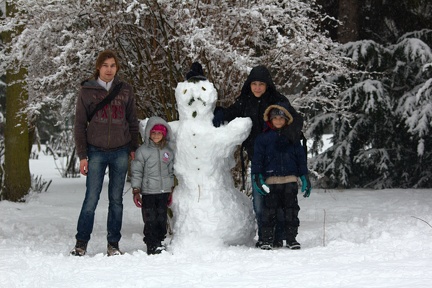 Rodinka s hotovým sněhulákem.