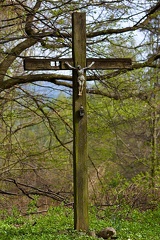 dřevěný kříž na památku rodiny revírníka Johna