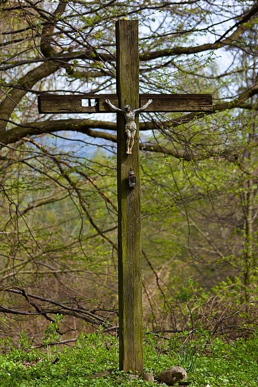 dřevěný kříž na památku rodiny revírníka Johna
