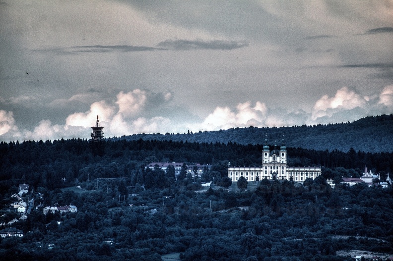 Dnešní rychlý test čerstvě zakoupeného objektivu DANUBIA 500mm/1:8. Foceno z Tabulového Vrchu v Olomouci, na fotce vidíme baziliku Navštívení Panny Marie, vlevo od ní Radíkovská věž. V pozadí jsou kopce Oderských vrchů - svahy na levém břehu řeky Bystřice nad Hlubočkami. _MG_3584_TM.jpg