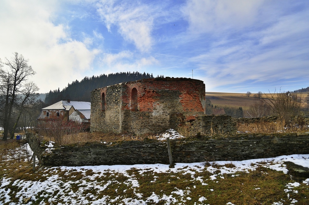 Veveří (Huzová) - pozůstatky pozdně barokní kaple svatého Jeronýma z roku 1791