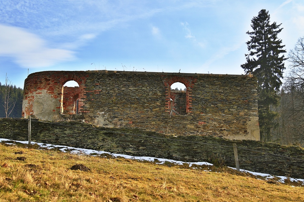 Veveří (Huzová) - pozůstatky pozdně barokní kaple svatého Jeronýma z roku 1791