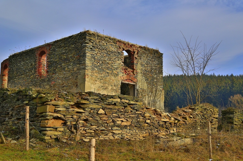 Veveří (Huzová) - pozůstatky pozdně barokní kaple svatého Jeronýma z roku 1791