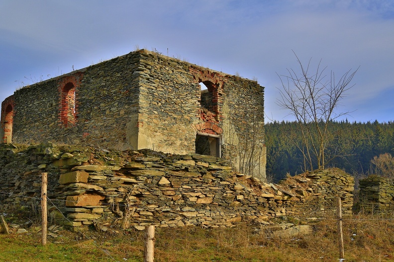 Veveří (Huzová) - pozůstatky pozdně barokní kaple svatého Jeronýma z roku 1791