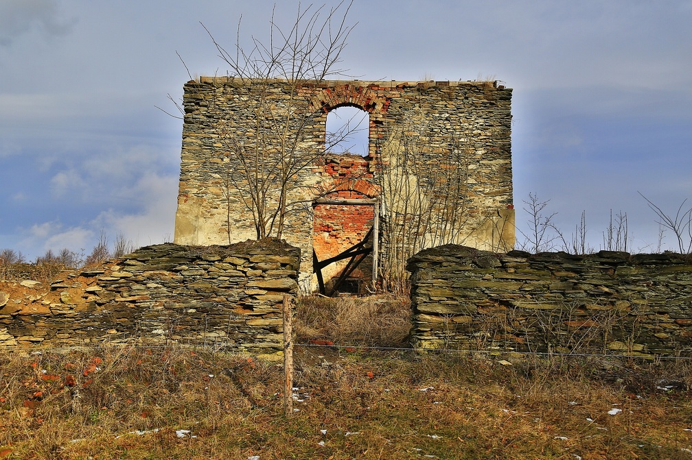 Veveří (Huzová) - pozůstatky pozdně barokní kaple svatého Jeronýma z roku 1791