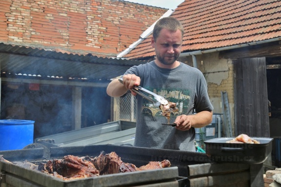 Pavlovy narozeniny 23.7.2016 - grilování selátka